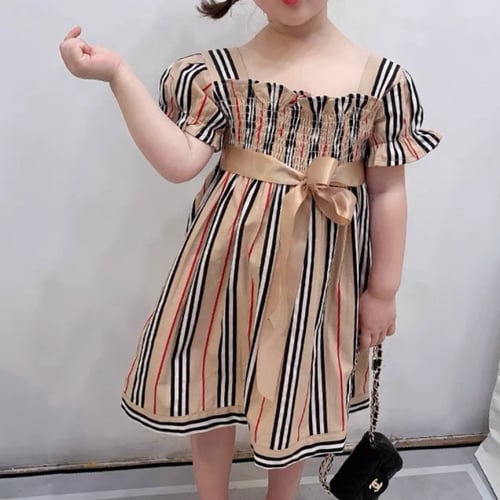 فستان بربري مزين بحزام وبروش