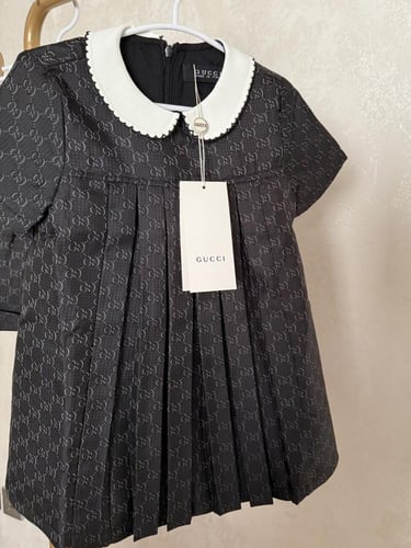 فستان قوتشي كحلي غامق مزين بياقة بيضاء