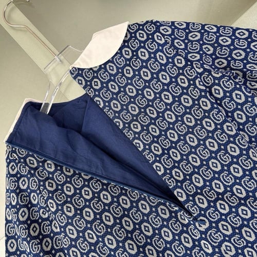 فستان قوتشي مزين بياقة وازارير لؤلؤ