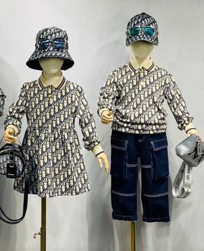 بلوزة ديور ولادي بأكمام طويلة مزين بياقة وأزارير ذ...