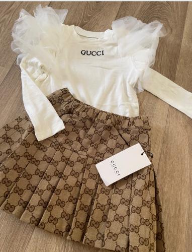 تيور قوتشي فخم مزين بتل على الأكمام