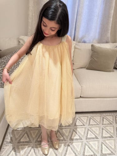 فستان ديور مكلل ذهبي بنفشة ناعمة مزين بكتابة علامة...