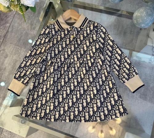 فستان ديور بكتابات مزين بأزارير ذهبي وياقة