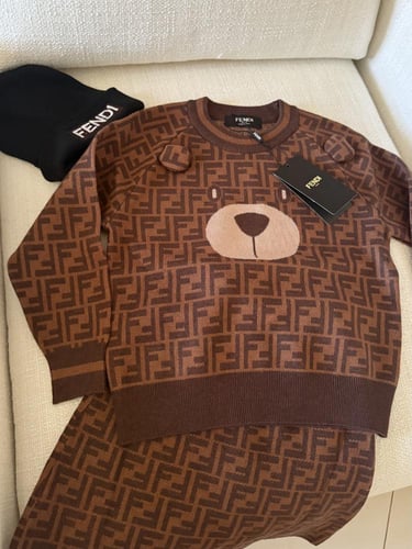 تيور فندي صوف بالكامل 3قطع بلوفر +تنورة +قبعة صوف