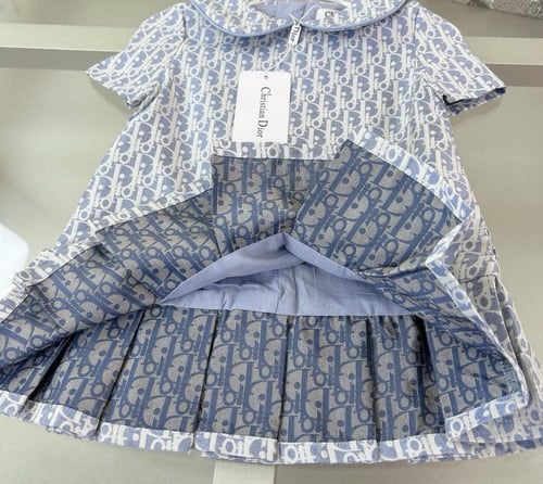 فستان ديور سماوي مزين بكسر من الاسفل