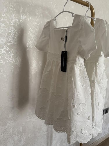 فستانD&G من الركامة الابيض مزين ببروش فضي بعلامة ا...