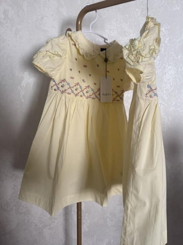 فستان قوتشي ليموني انيق مزين بكرانيش على الياقة وا...