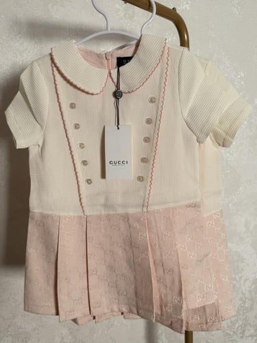 فستان قوتشي فخم مزين بكسر من الاسفل