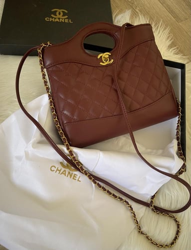 حقيبة شانيل نانو باللون البرغندي المطفي مع ستراب