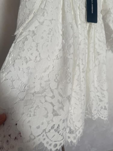 فستان دانتيل ابيض D&G مزين ببروش ذهبي