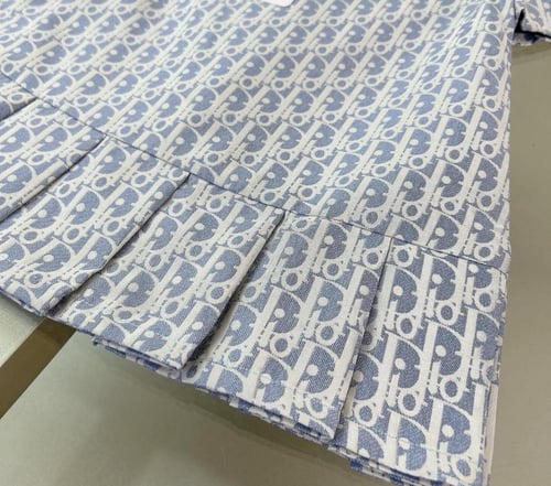 فستان ديور سماوي مزين بكسر من الاسفل