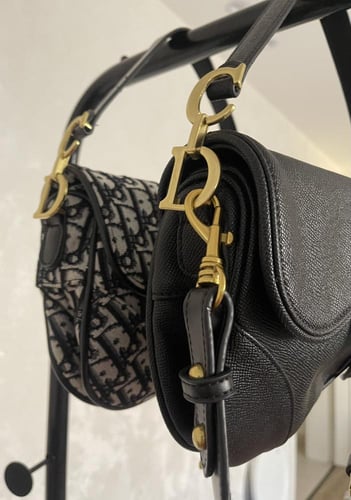 حقيبة ديور باللون الاسود بميدالية +ستراب قماشي