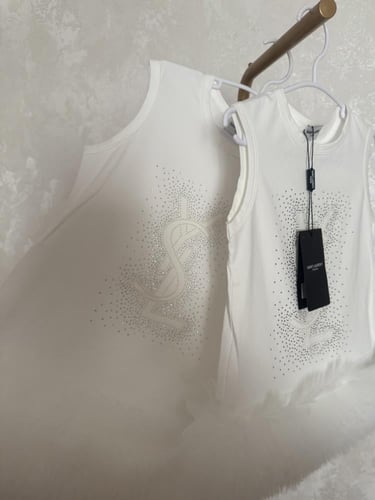 فستان سان لوران مزين بكشكشة من الاسفل وكريستال ولؤ...