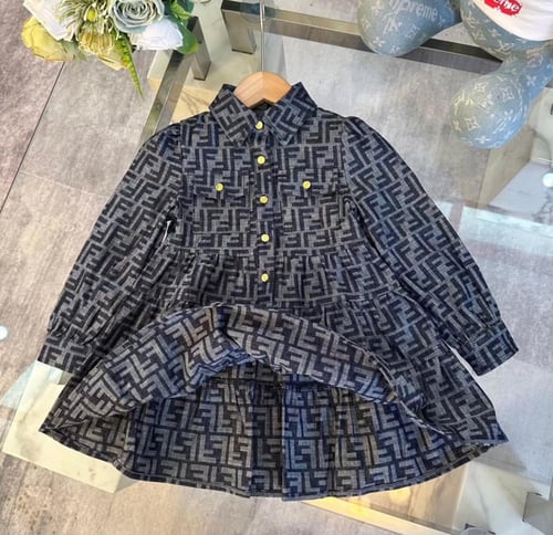 فستان فندي جينز خريفي مزين بأزارير ذهبي عليها علام...