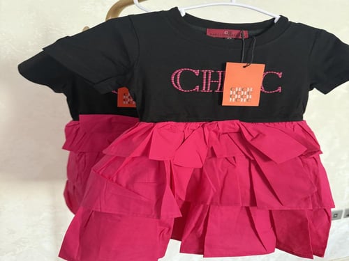 فستان ch طبق مزين بتطريز بعلامة الماركة