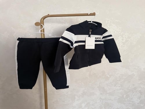 طقم قوتشي كحلي ثقيل للجنسين مزين بعلامة الماركة تط...