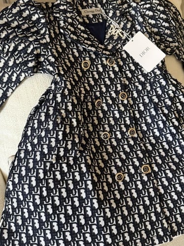 فستان ديور على شكل معطف جاكار مبطن