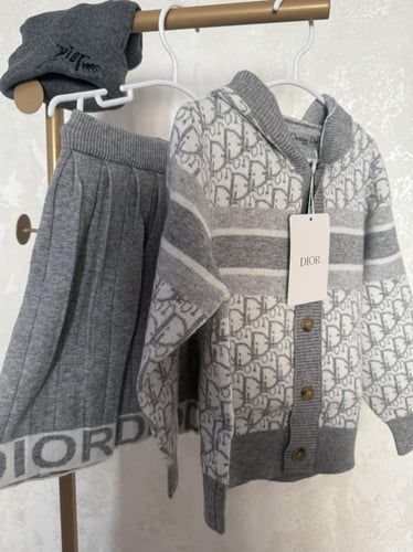 تيور ديور رمادي صوف بالكامل ٣ قطع سويتر+تنورة+قبعة