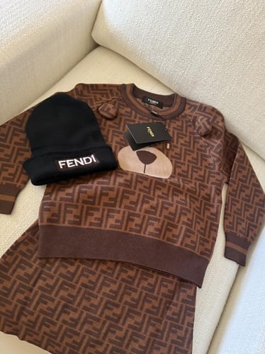 تيور فندي صوف بالكامل 3قطع بلوفر +تنورة +قبعة صوف