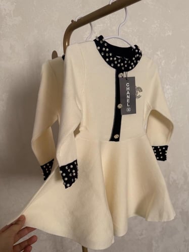 فستان شانيل صوف محبوك مزين ببروش كريستال ولؤلؤ على...