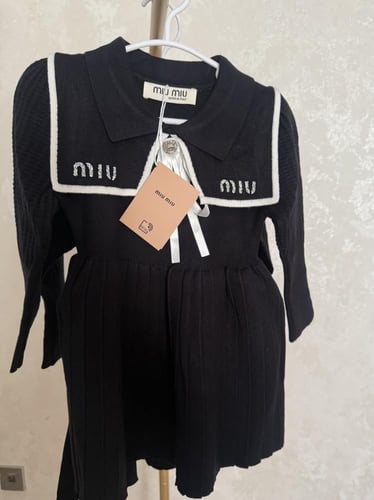 فستان ميوميو صوف مزين بياقة انيقة وبروش