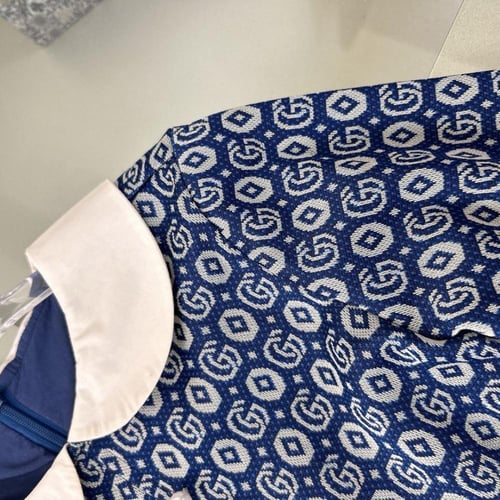 فستان قوتشي مزين بياقة وازارير لؤلؤ