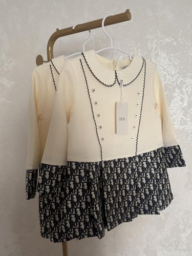 فستان ديور أنيق مزين بكسر من الاسفل