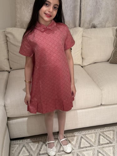 فستان قوتشي وردي مزين بكسر من الاسفل