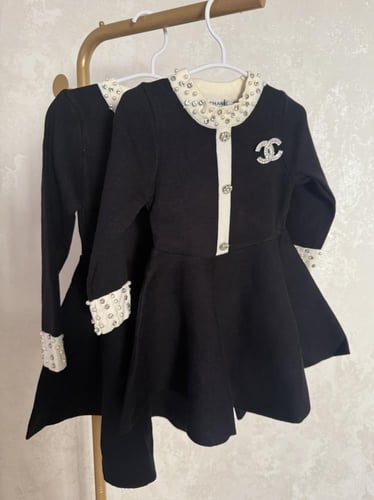 فستان شانيل صوف محبوك مزين ببروش كريستال ولؤلؤ على...