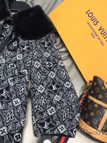 فستان على شكل معطف ثقيل من LV مزين بفرو على الرقبة