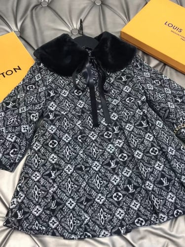 فستان على شكل معطف ثقيل من LV مزين بفرو على الرقبة