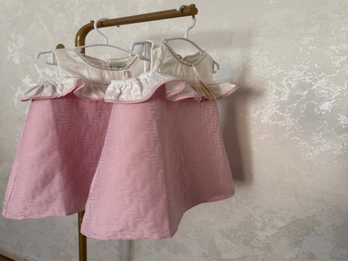 فستان فندي مزين بكرنيشة على الاكتاف ولؤلؤ