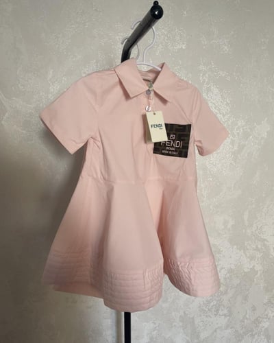 فستان فندي مزين بجيب وخامة واقفة من الاسفل