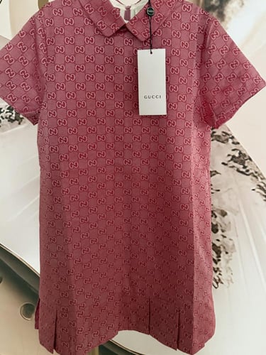 فستان قوتشي وردي مزين بكسر من الاسفل