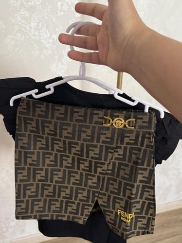 تيور فندي قطعتين باكمام بف وبروش على التنورة بعلام...