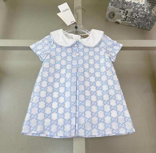 فستان قوتشي سماوي مزين بياقة بيضاء