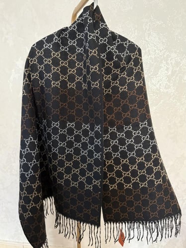 شال قوتشي كشمير باللون الأسود مع البوكس