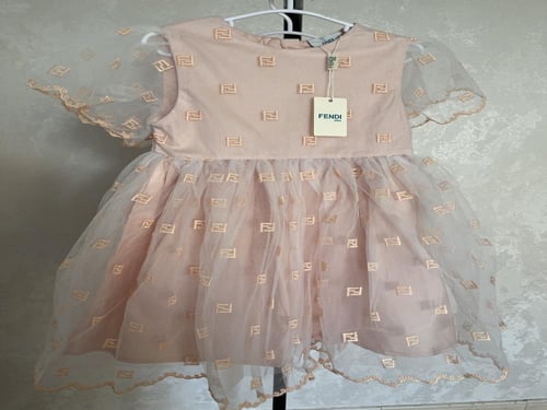 فستان فندي من التل المطرز بعلامة الماركة باللون ال...