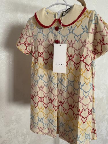 فستان قوتشي مزين بياقة حمراء مطرز بالكامل بألوان ز...