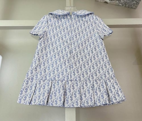 فستان ديور سماوي مزين بكسر من الاسفل