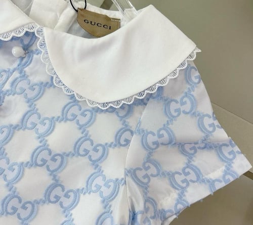 فستان قوتشي سماوي مزين بياقة بيضاء