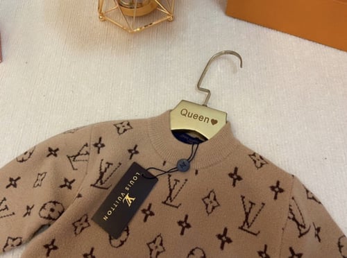 فستان LV صوف محبوك مزين بكرنيشة