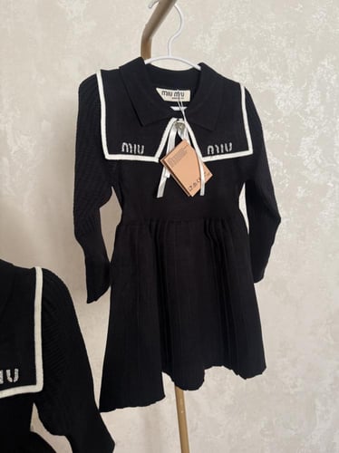 فستان ميوميو صوف مزين بياقة انيقة وبروش