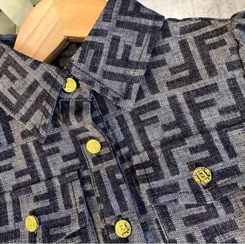 فستان فندي جينز خريفي مزين بأزارير ذهبي عليها علام...