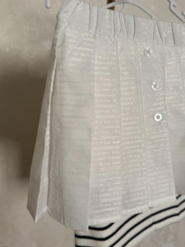 تيور برادا مزين بكسر وبروش الماركة على التوب