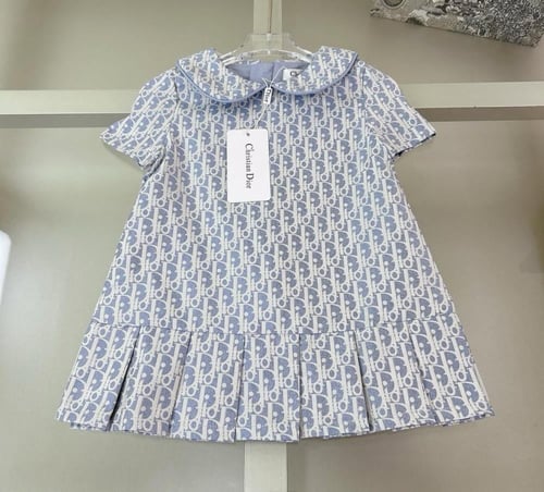 فستان ديور سماوي مزين بكسر من الاسفل