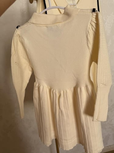 فستان ميوميو صوف محبوك مزين بكريستال وبروش انيق