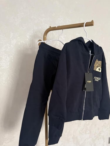 طقم فندي كحلي يناسب الجنسين