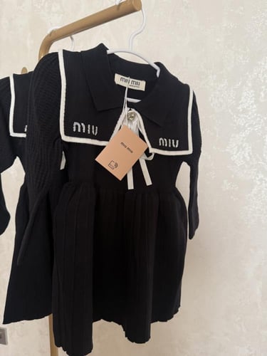 فستان ميوميو صوف مزين بياقة انيقة وبروش