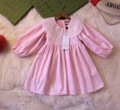 فستان دانتيل مبطن مزين بياقة فخمة